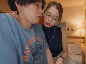 Má dâm lén lút với hai cậu bạn thân của con trai